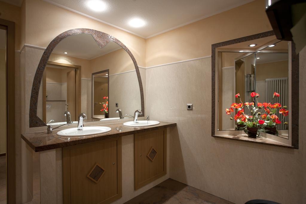 Haus Hubertus Hotel Winterspelt ภายนอก รูปภาพ