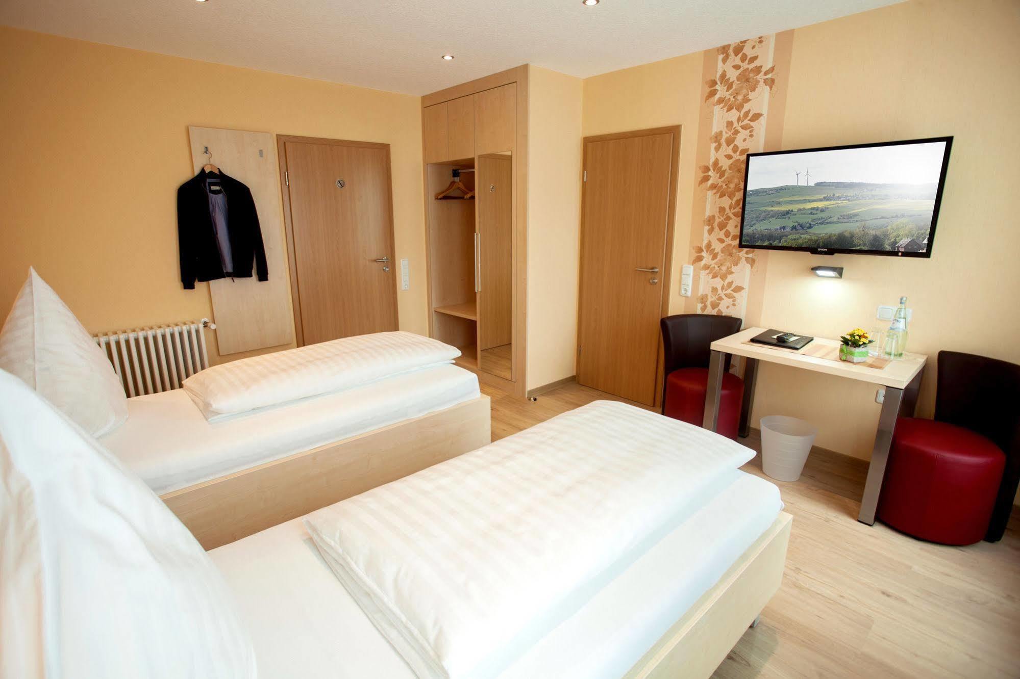 Haus Hubertus Hotel Winterspelt ภายนอก รูปภาพ